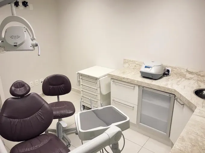 Sala clínica e equipamentos odontológicos